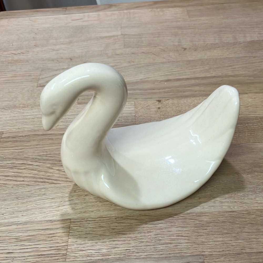 Vintage 1980s porcelain Swan bath towels holder cream color.